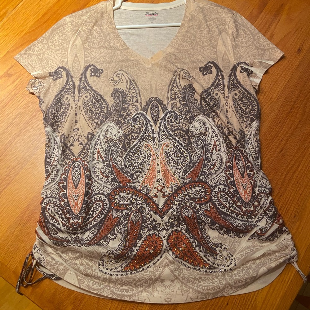 Wrangler Paisley V-Neck Tee in Cream and Brown